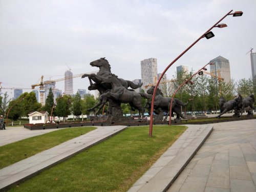 九骏马雕塑旅行图片 2