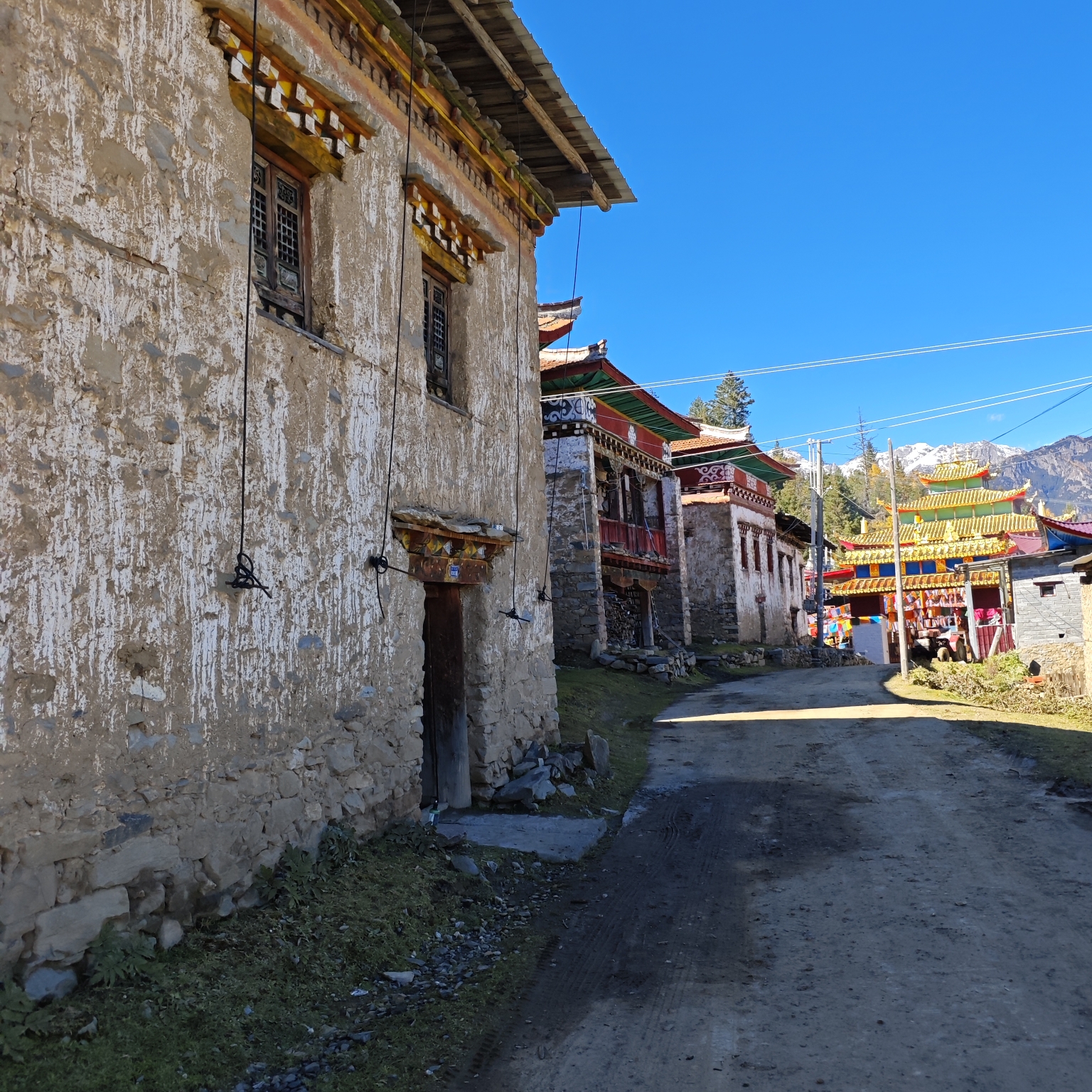 普沙绒乡宜代村寺庙实景照片