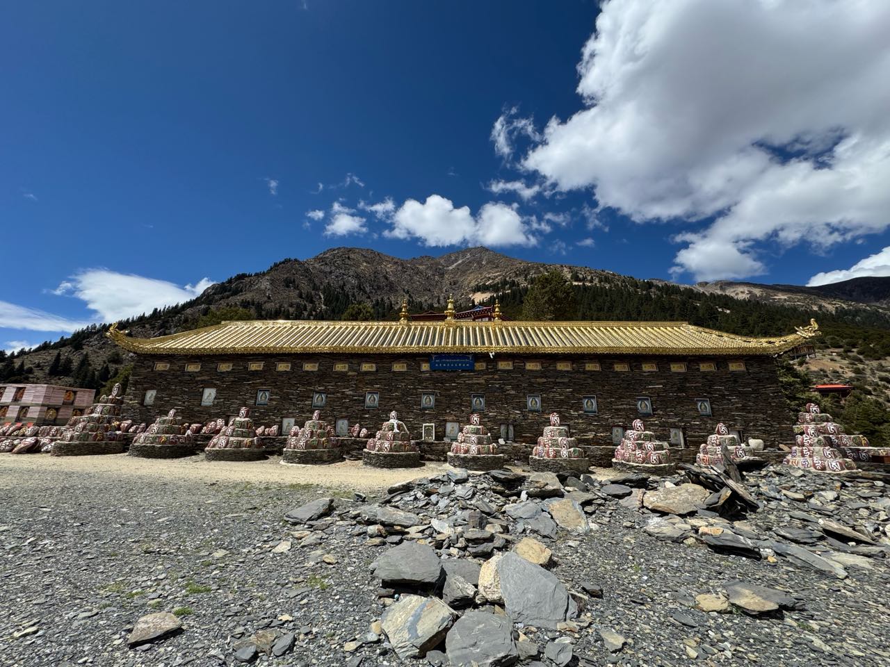理塘县塔麻寺实景照片
