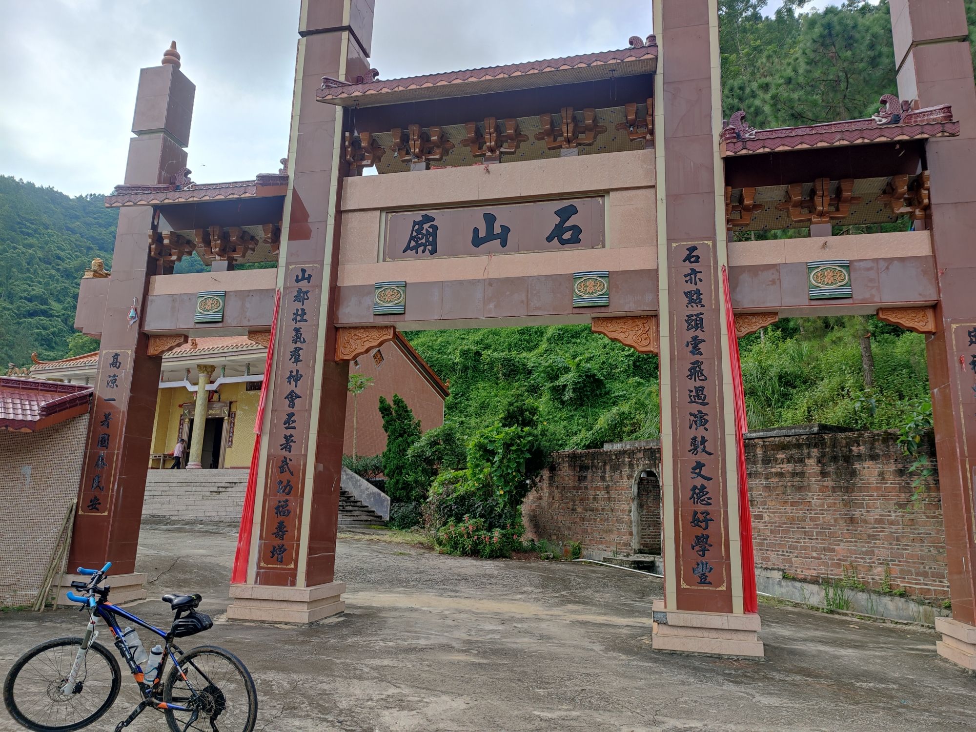 石山庙实景照片