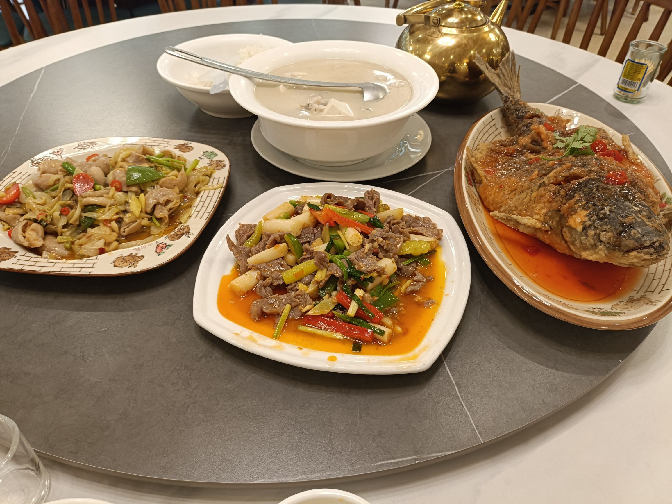 君威餐饮店