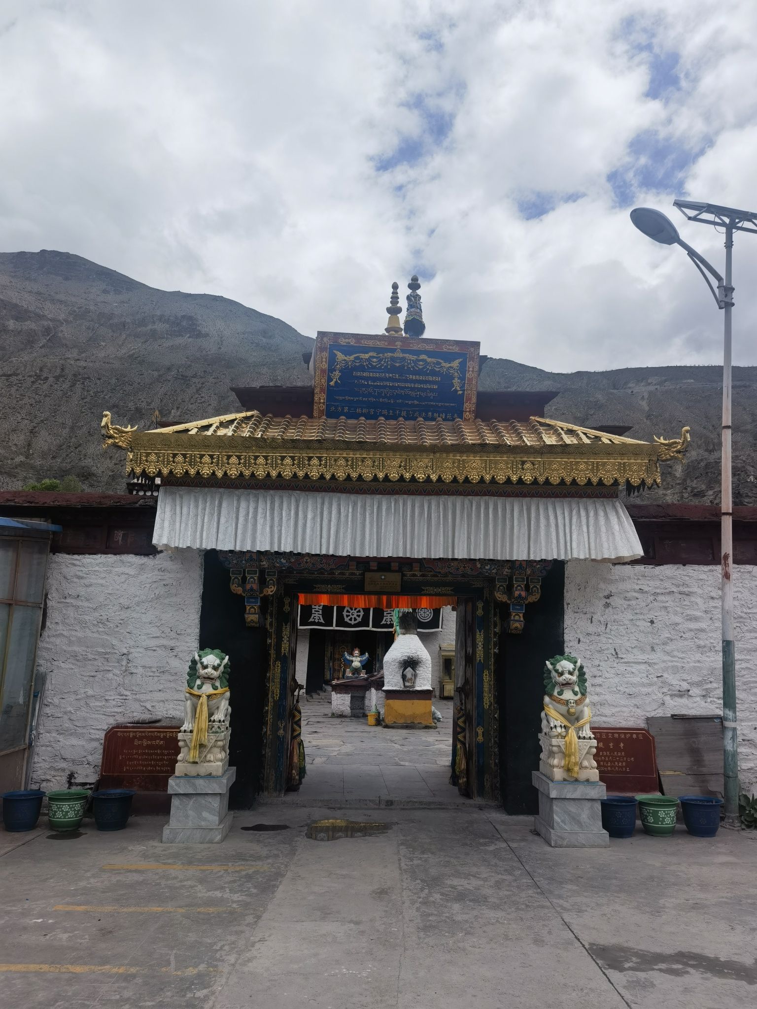洛扎县提吉寺实景照片