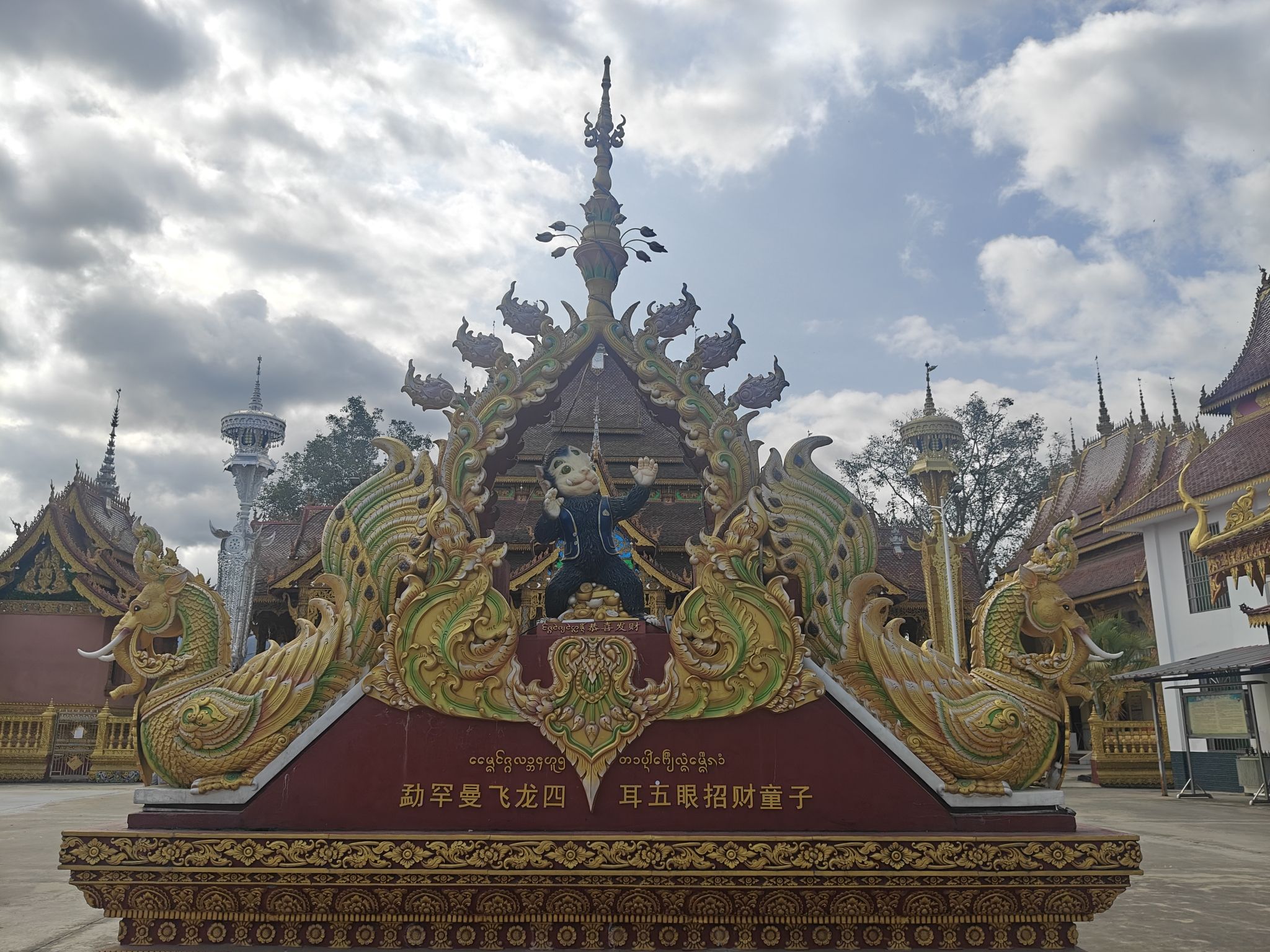 曼飞龙佛寺实景照片